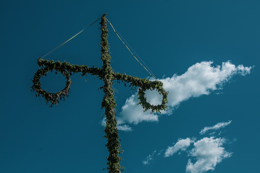 Grünes Kreuz unter blauem Himmel