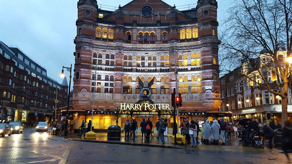 Charing Cross Road Pictures Download Free Images On Unsplash