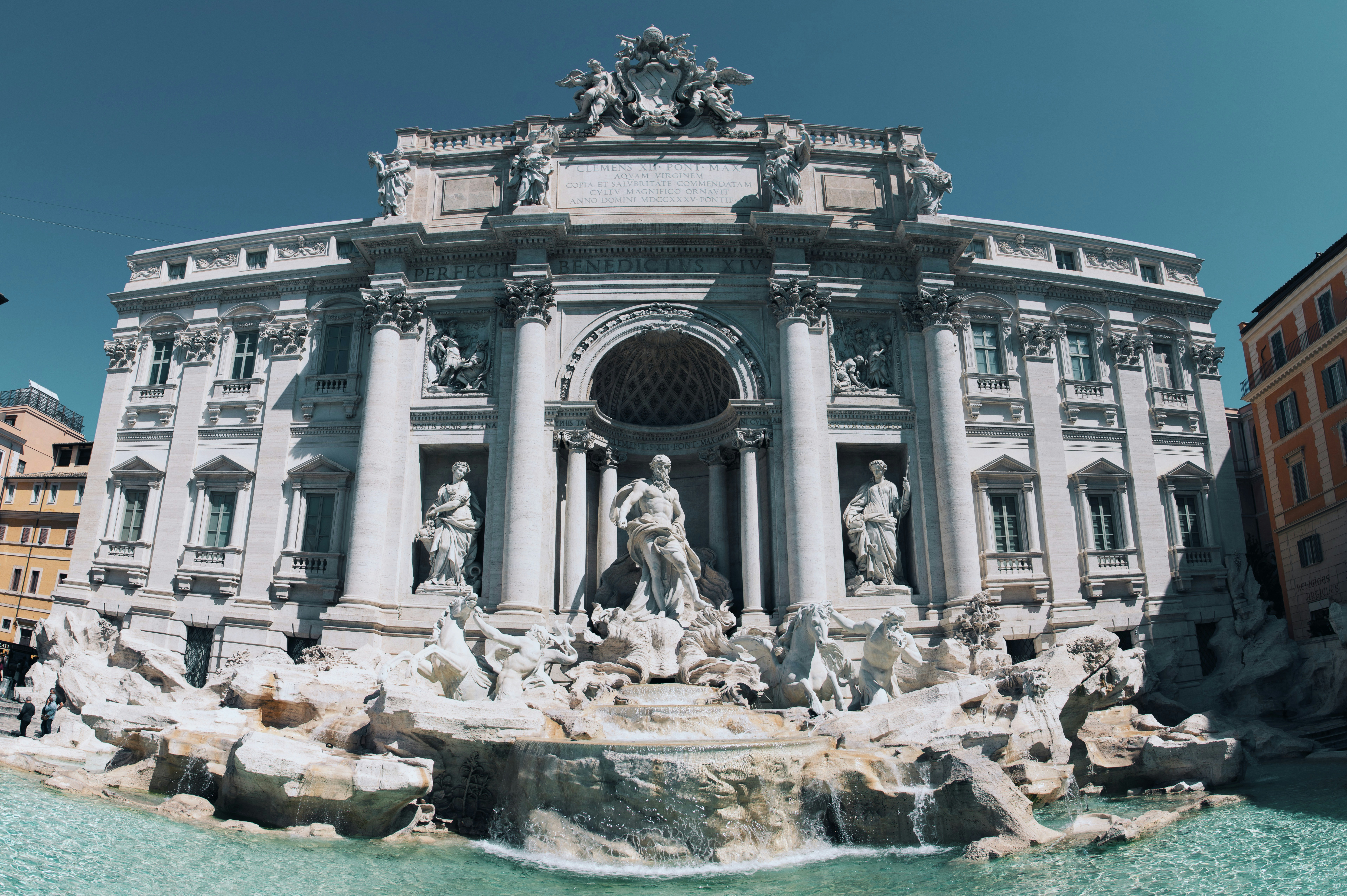 graues Betongebäude unter blauem Himmel