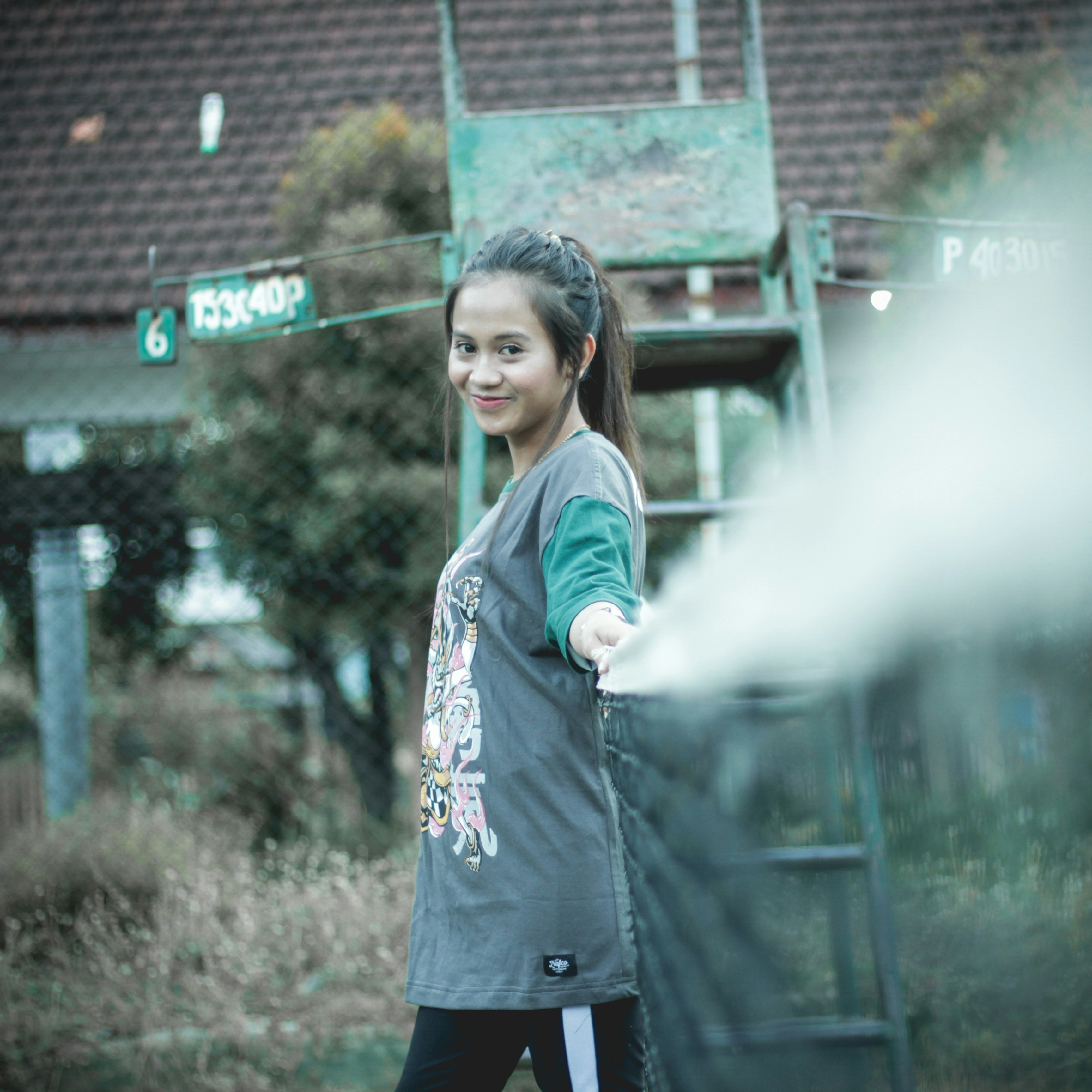 wanita di dekat jaring tenis
