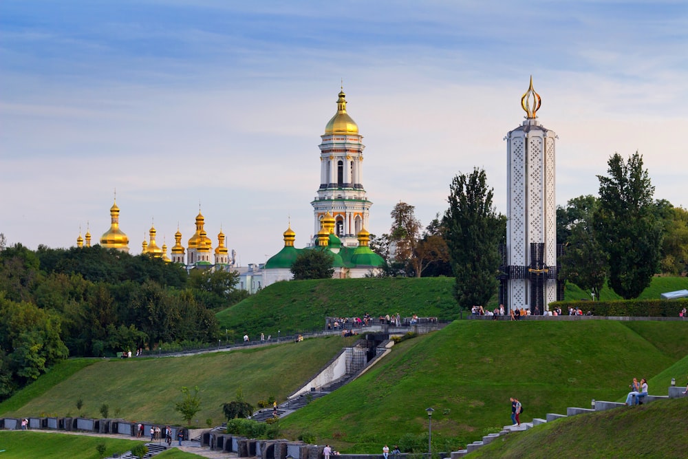 Menschen, die in der Nähe der Moschee spazieren gehen