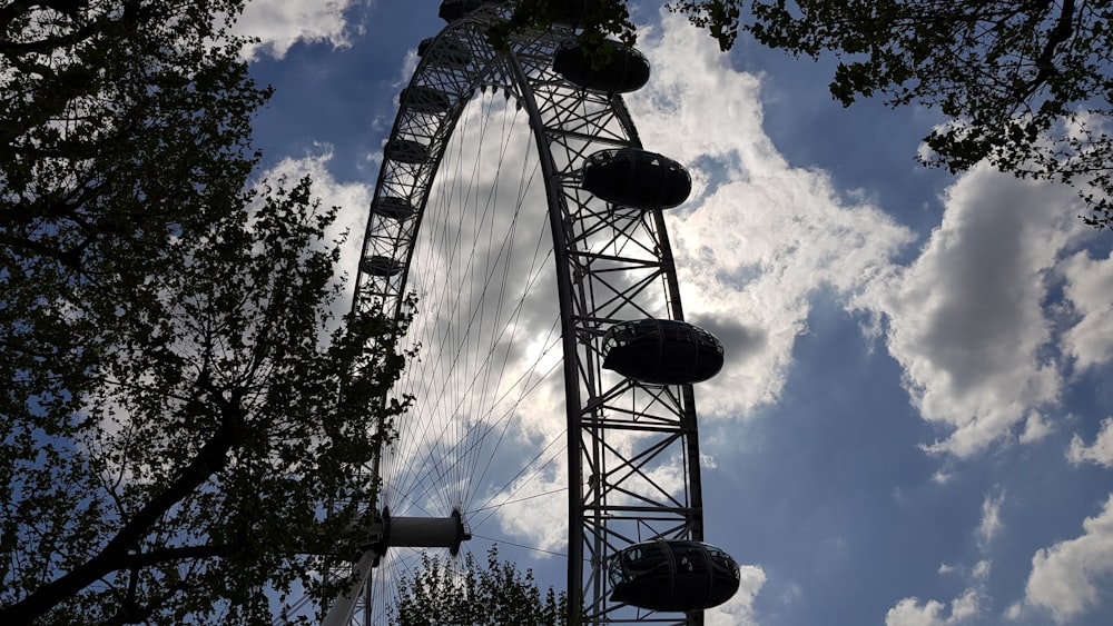 silhouette of Ferris wheel in park