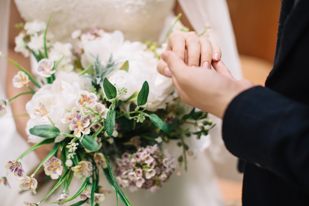 bride holding bouquet