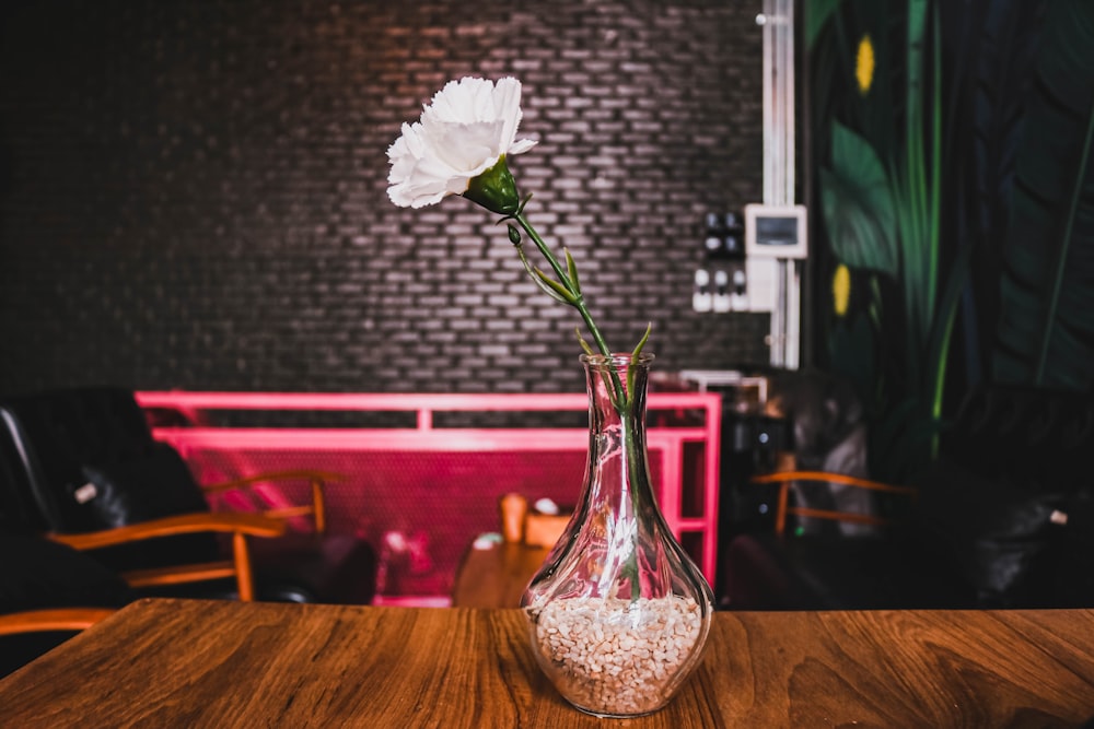 vase of white flower