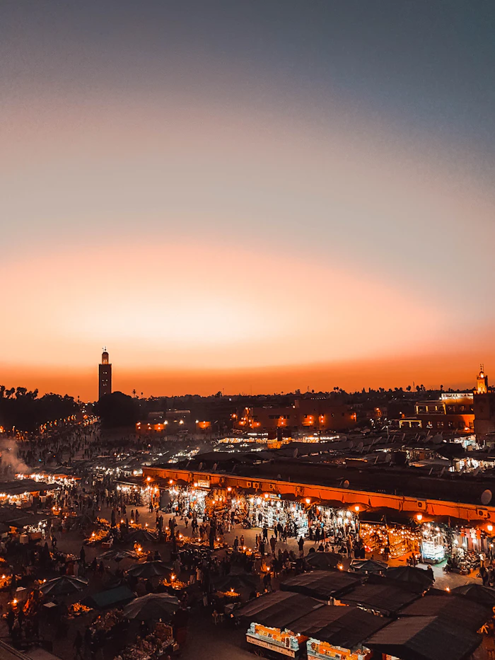 Marrakech illuminée à la tombée de la nuit