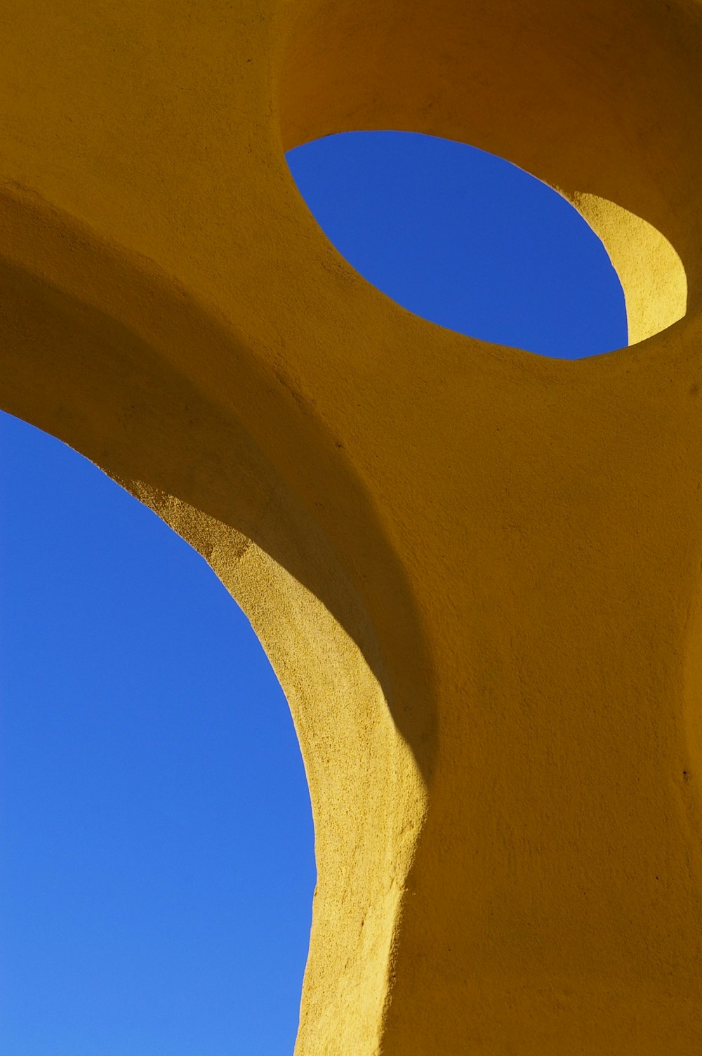 Pared pintada de amarillo