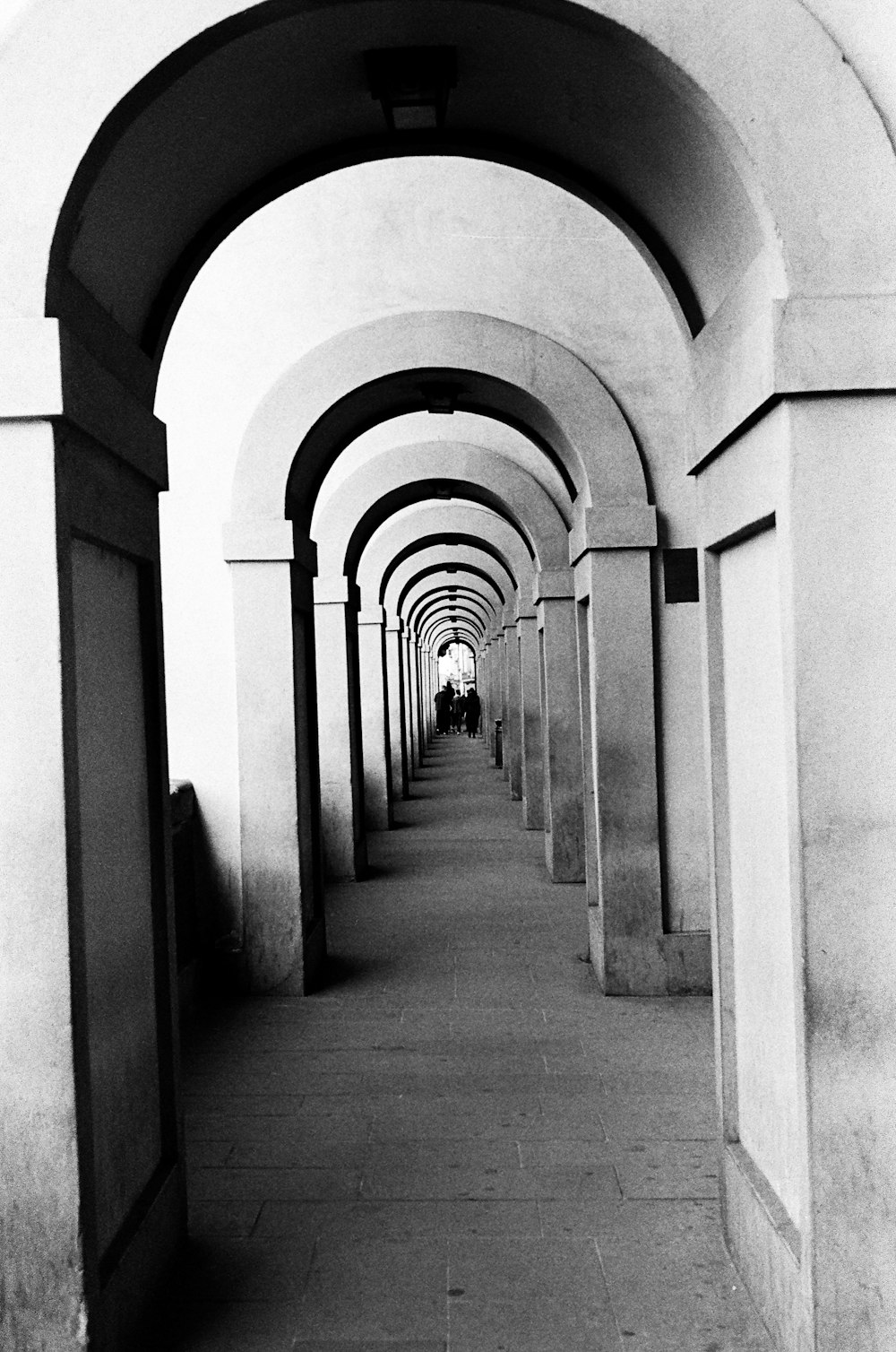 Photographie en niveaux de gris du couloir