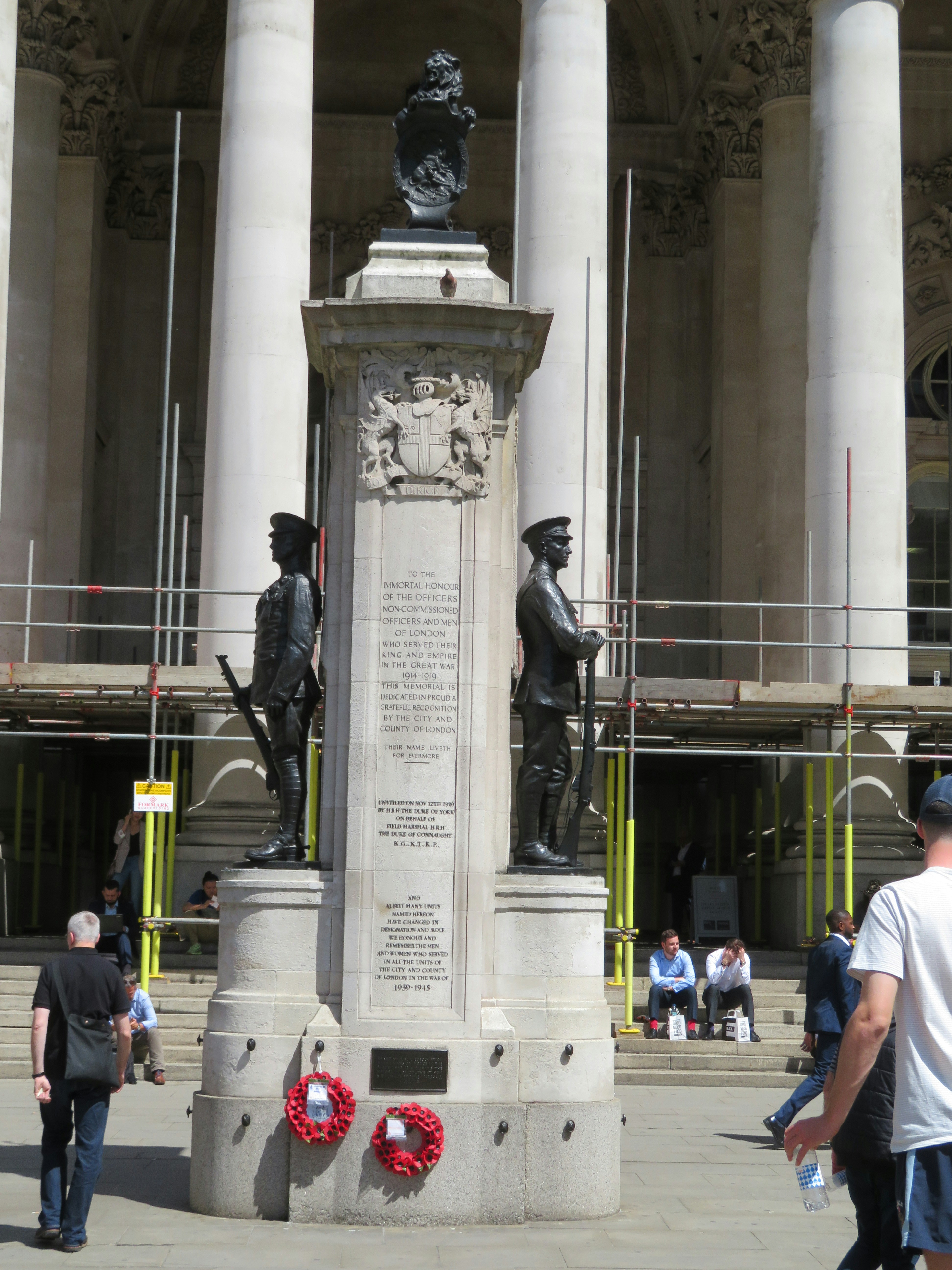 Personas cerca de estatuas foto Imagen