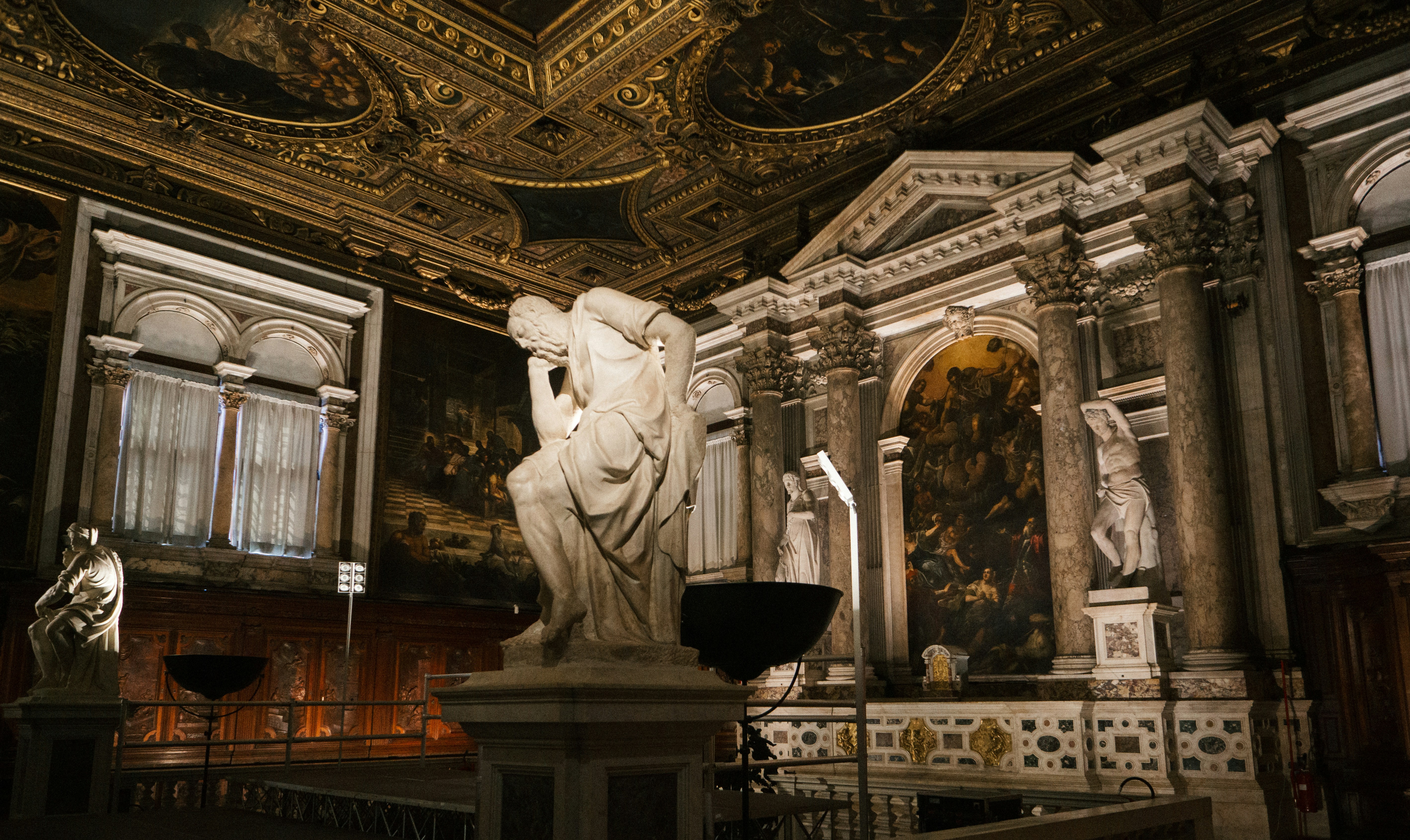 architectural photography of statue, 