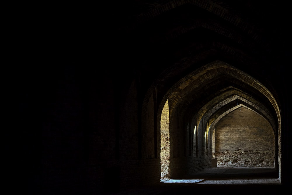 Un túnel oscuro con una luz al final