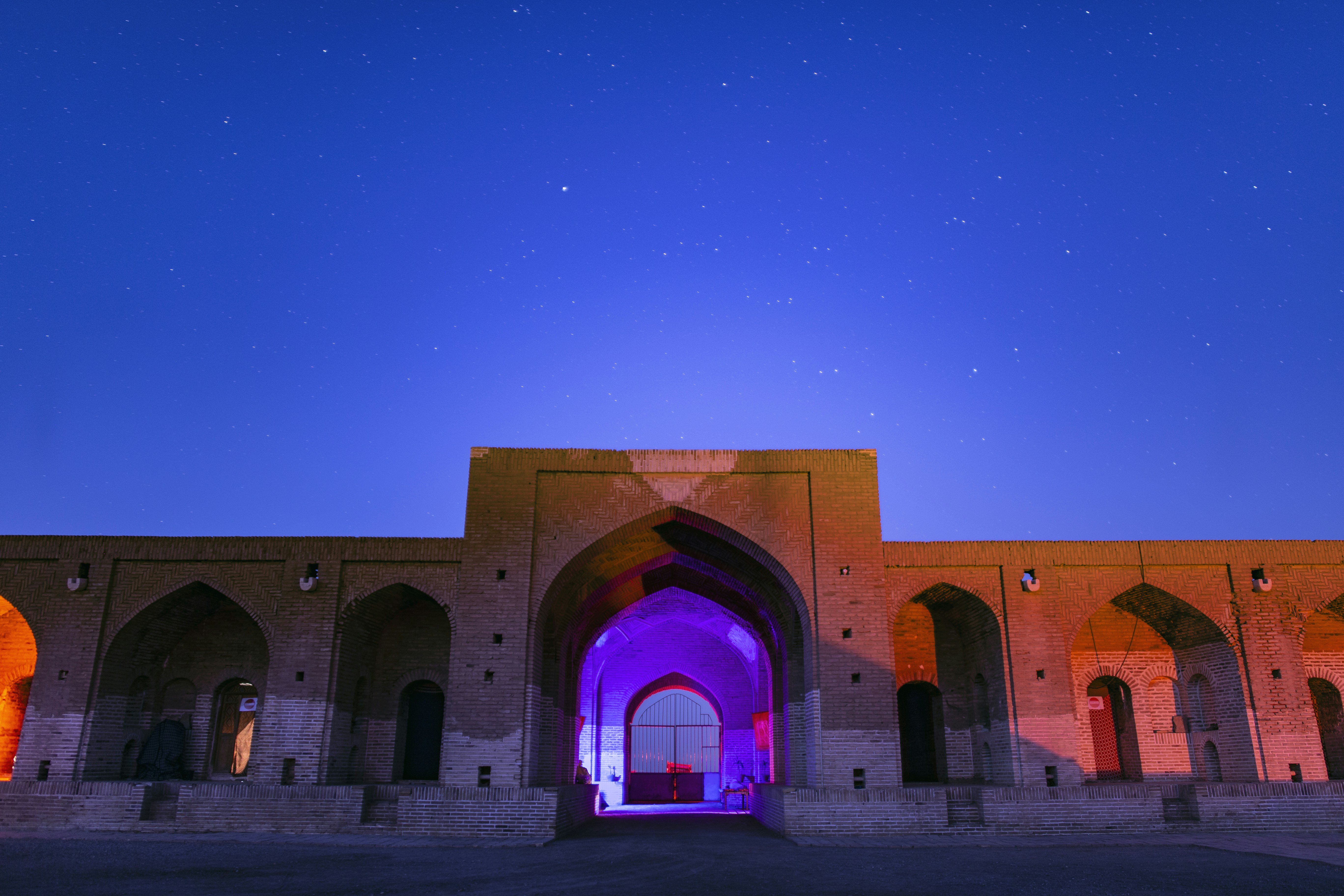 در حاشیه پارک ملی کویر، و در مرز استان قم و استان تهران، کاروانسرای ساسانی دیرگچین قرار گرفته است. این کاروانسرای تاریخی، به دستور بابک و در زمان سلسله ساسانیان به منظور استفاده نظامی تأسیس شده است.\r دیر گچین را به دلیل ویژگی ها و بخش های مختلف و عمده ای که دارد، مادر کاروانسراهای ایرانی نامیده اند. کاروانسرای دیر در چند نوبت در دوره های مختلف تاریخی سلجوقی، صفوی، قاجار و معاصر بازسازی و مرمت شده و یا بخش های عمده ای به آن اضافه شده است.\r مسجد، حرمسرا، شاهنشین، شترخان یا تالار اسطبل، آشپزخانه یا مطبخ، برج ها، آسیاب، آب انبار، کوره آجرپزی و حیاط بخش های مختلف این قلعه تاریخی هستند. (عکس شبانه)