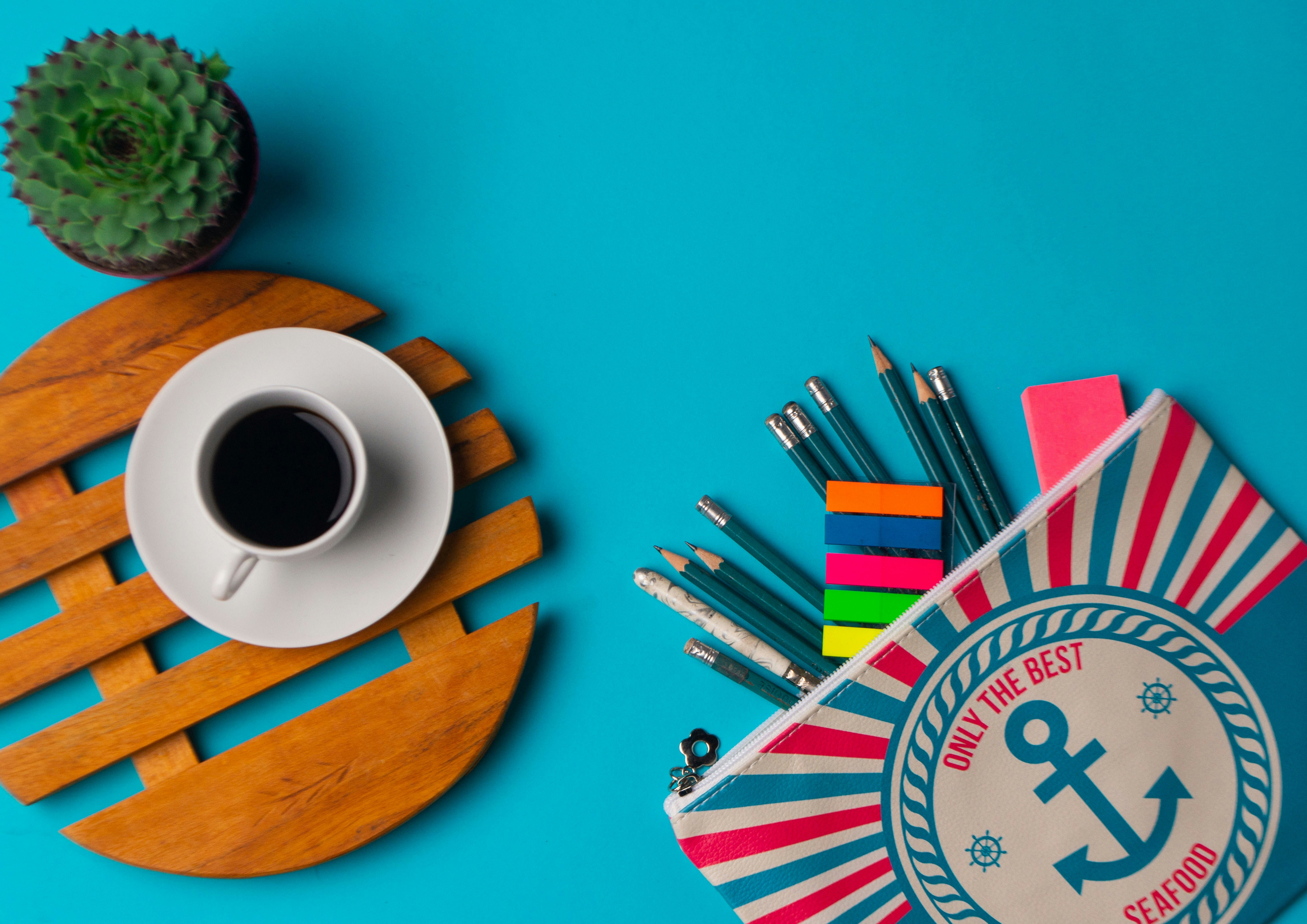 weiße Keramiktasse mit Untertasse