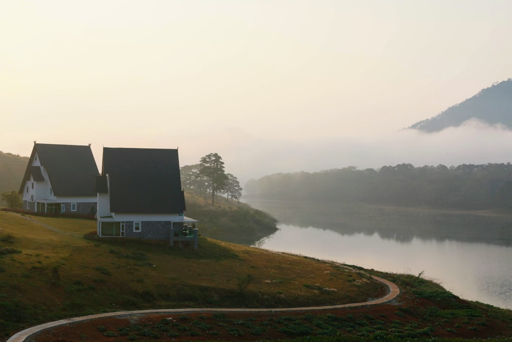 houses near lake