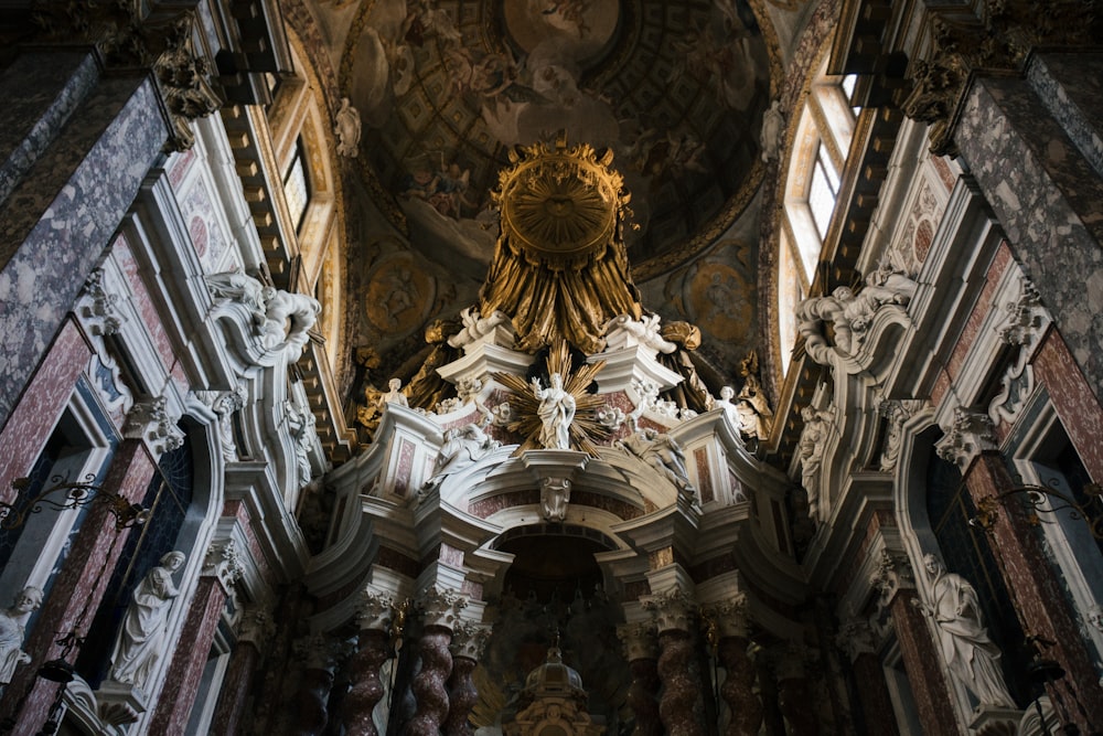 Statues à l’intérieur du bâtiment