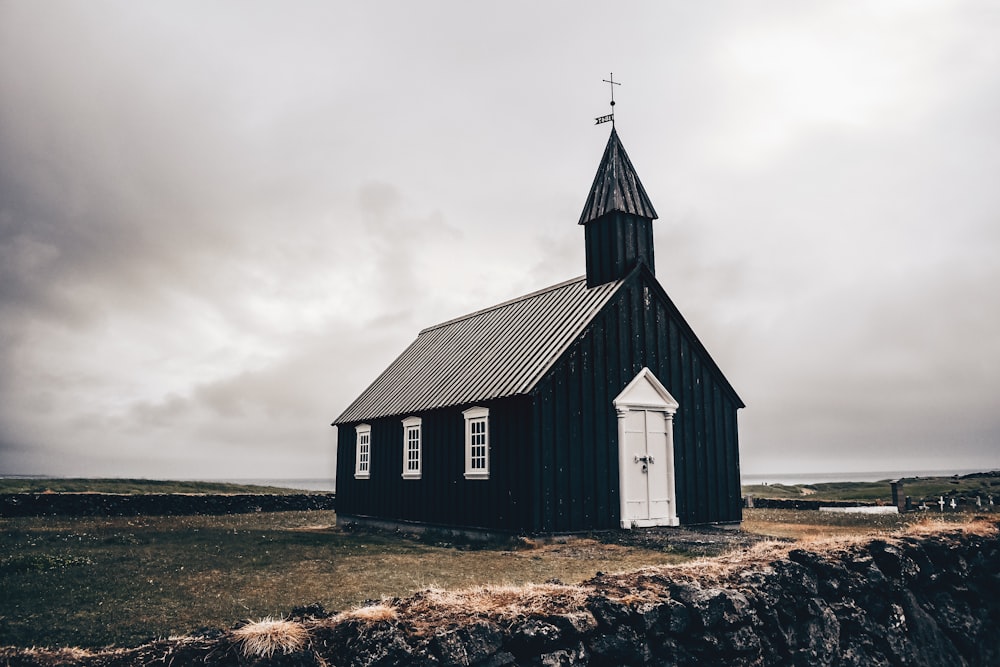 église en noir et blanc