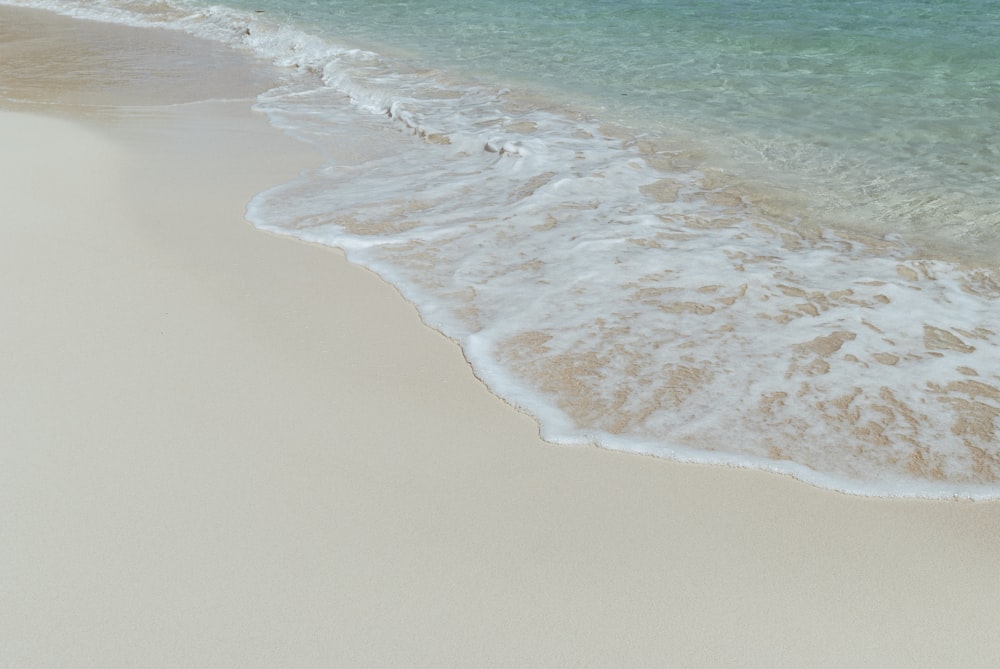 fotografia di paesaggio di riva del mare