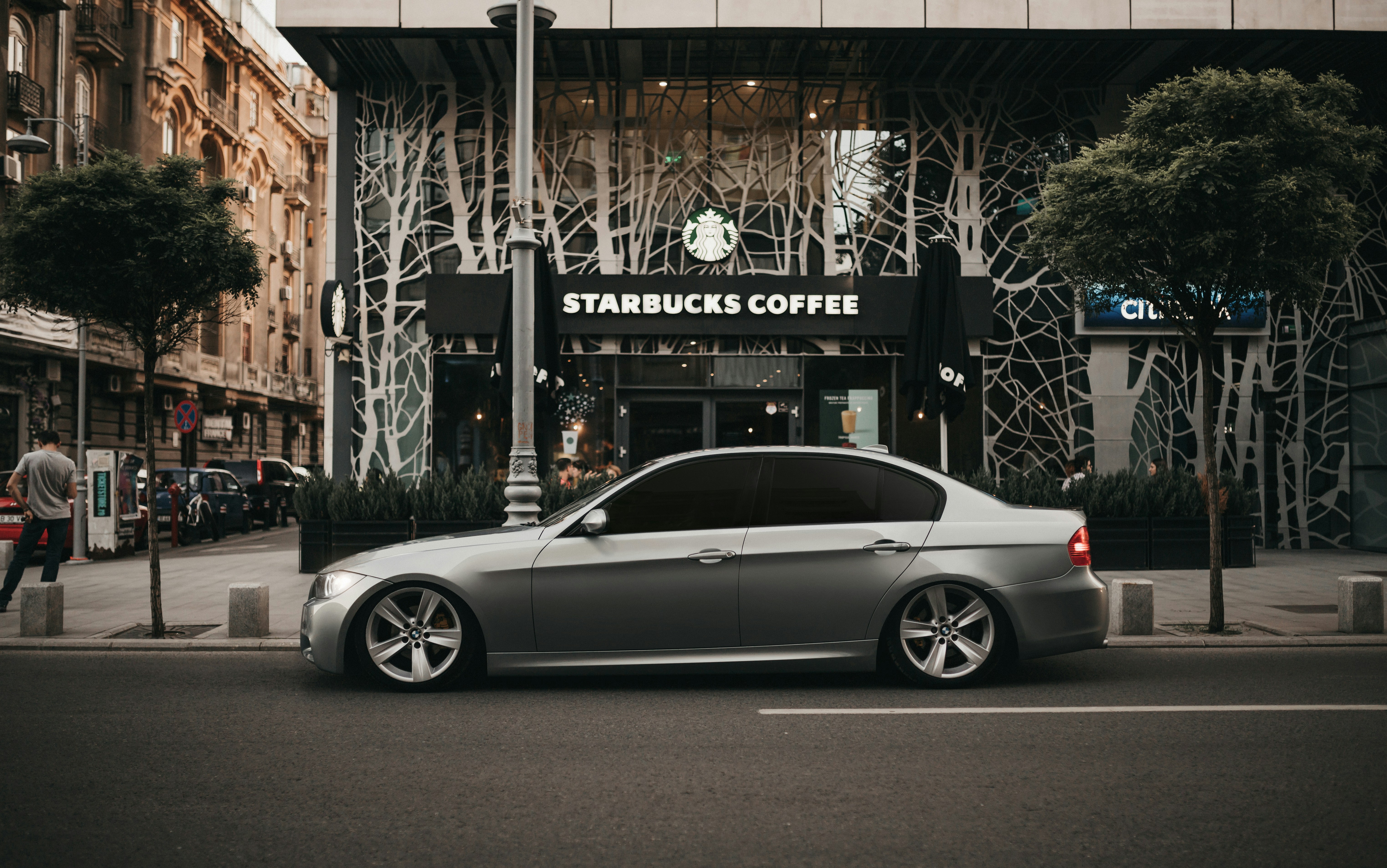https://images.unsplash.com/photo-1561667524-c35a346ca348?ixid=M3w2MjYzNjJ8MHwxfHNlYXJjaHw5fHxTdGFyYnVja3N8ZW58MHwwfHx8MTcyNDEwMzM2M3ww&ixlib=rb-4.0.3