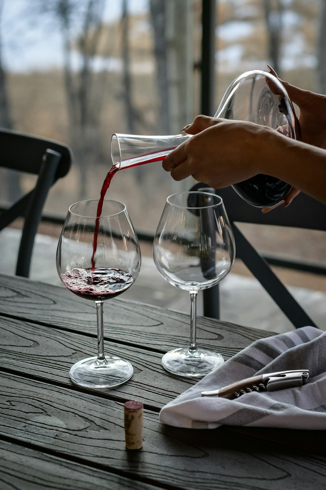 Carafer un vin : à quoi ça sert vraiment ?