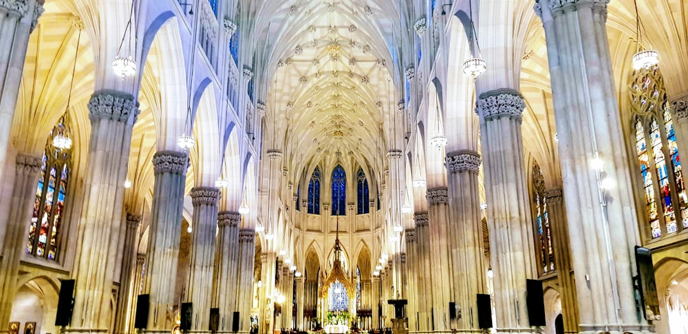 beleuchteter Bogen im Inneren der Kathedrale