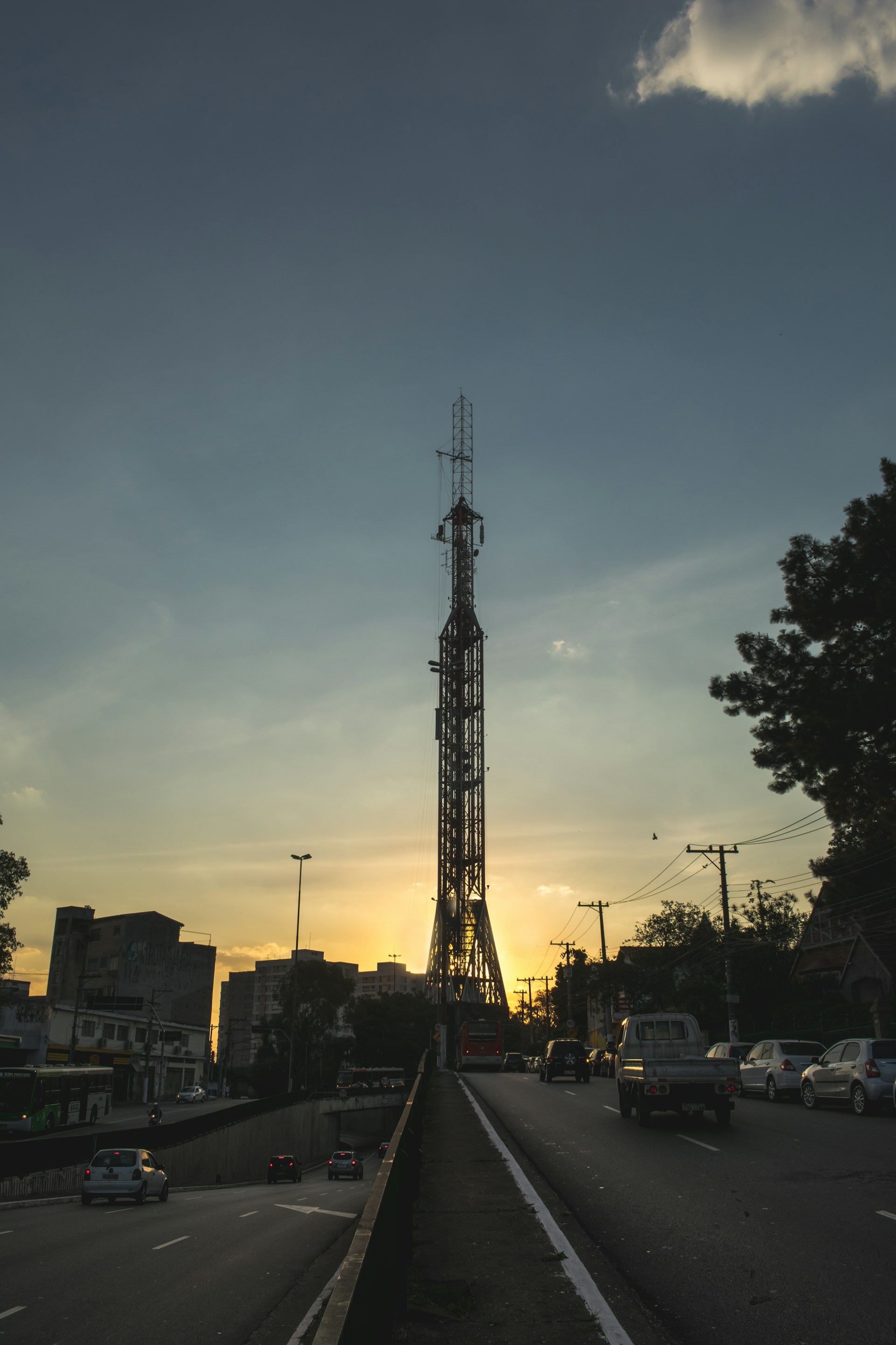 gray computer monitor