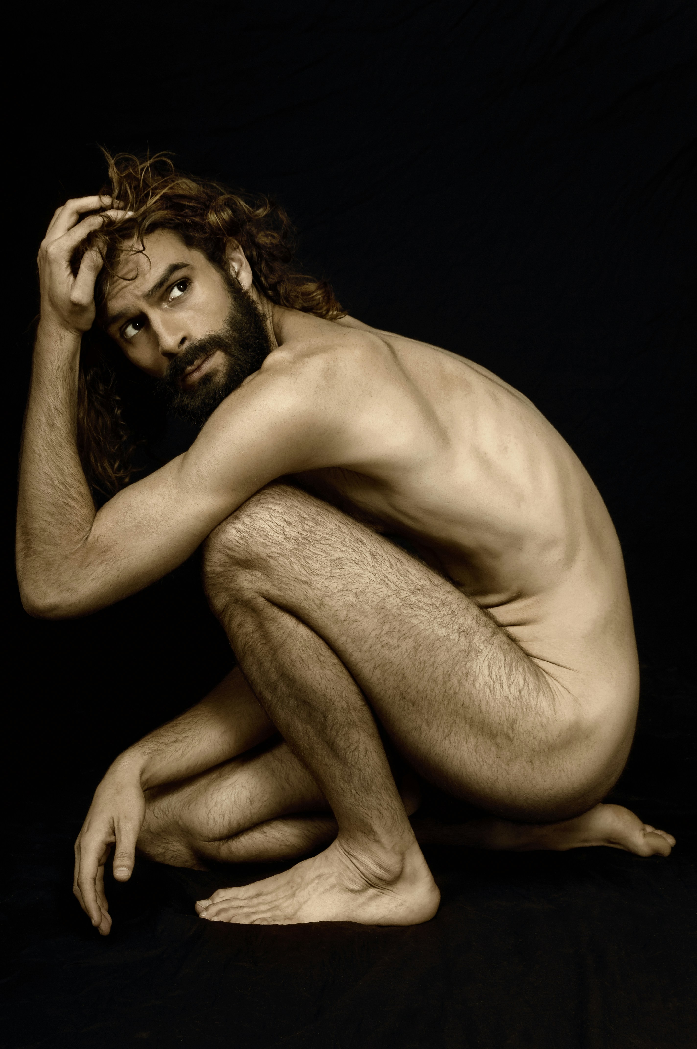 写真のポーズをとるトップレスの男