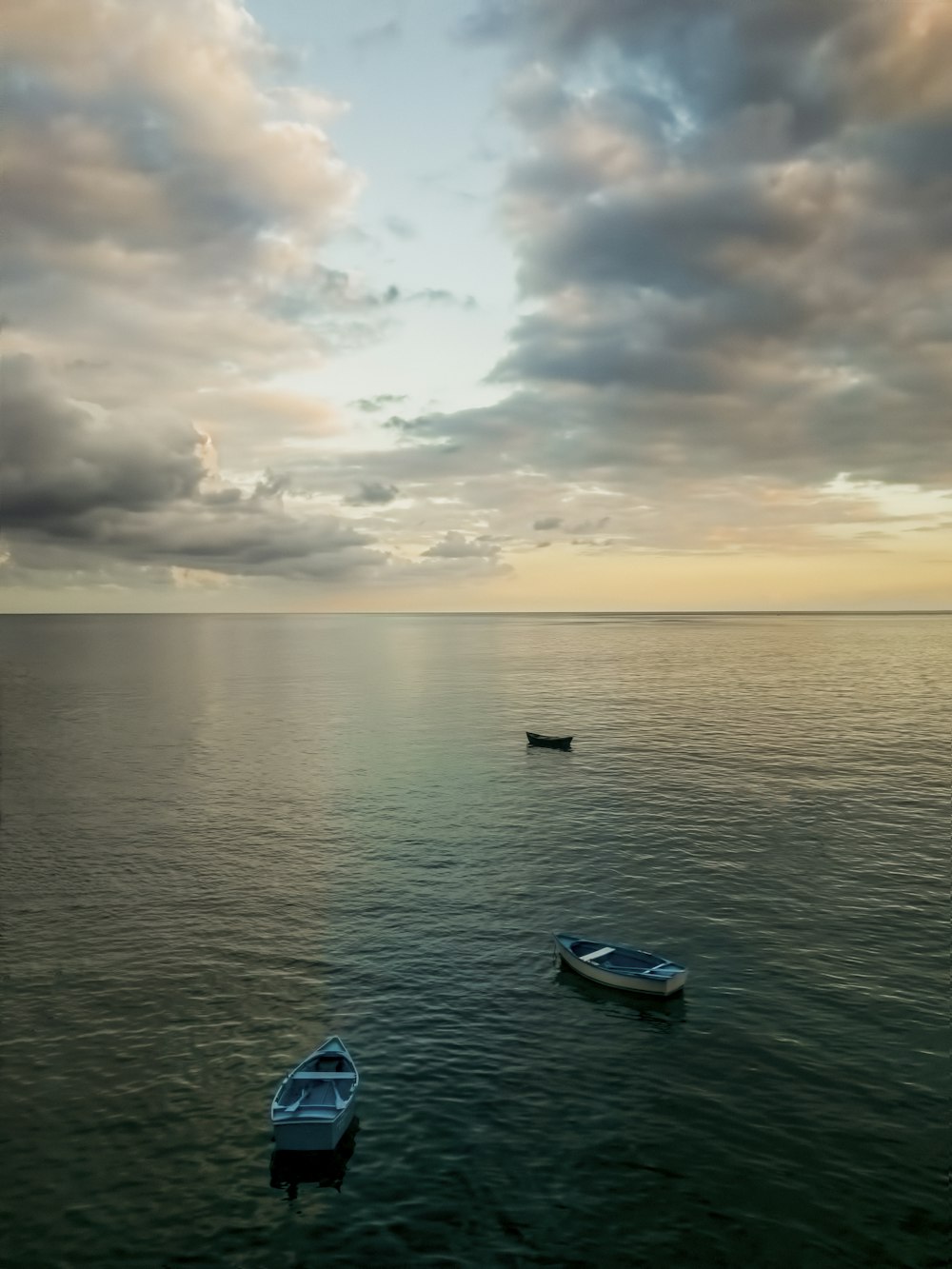 Bots sur la mer sous un ciel nuageux