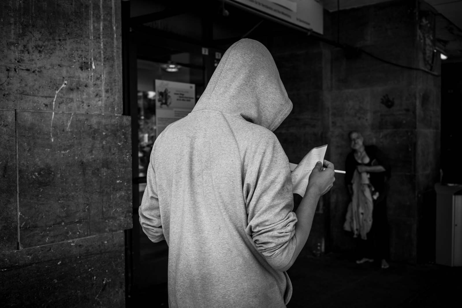 Sony a7R III + Sony Sonnar T* FE 35mm F2.8 ZA sample photo. Person in grey hoodie photography