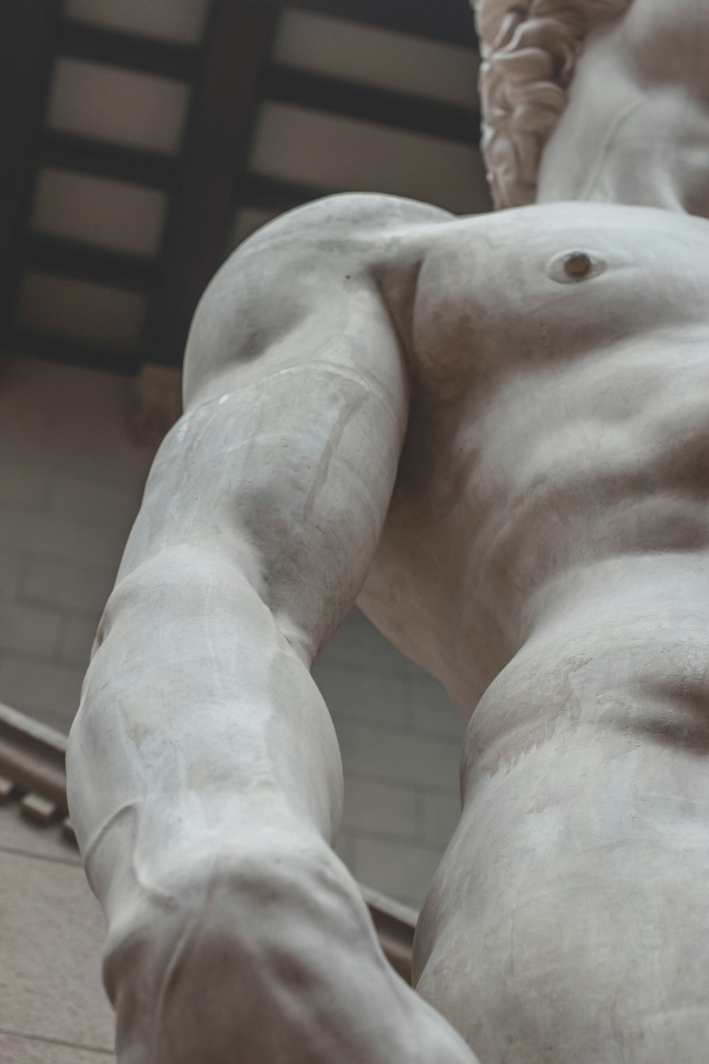 Statua dell'uomo in topless