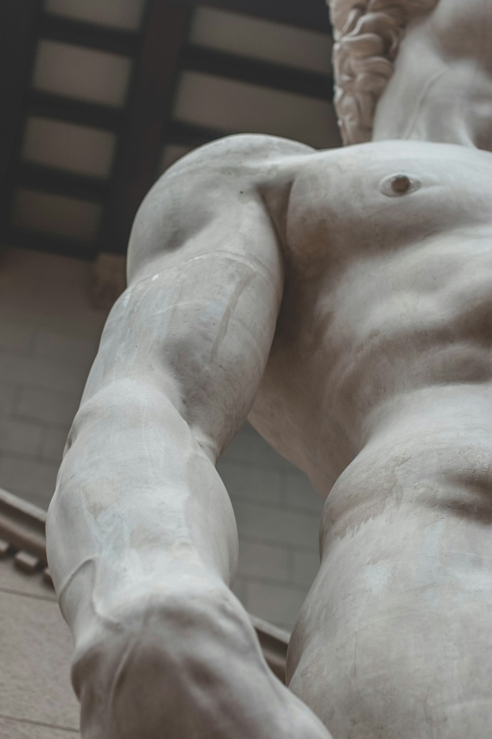 statue d’homme aux seins nus