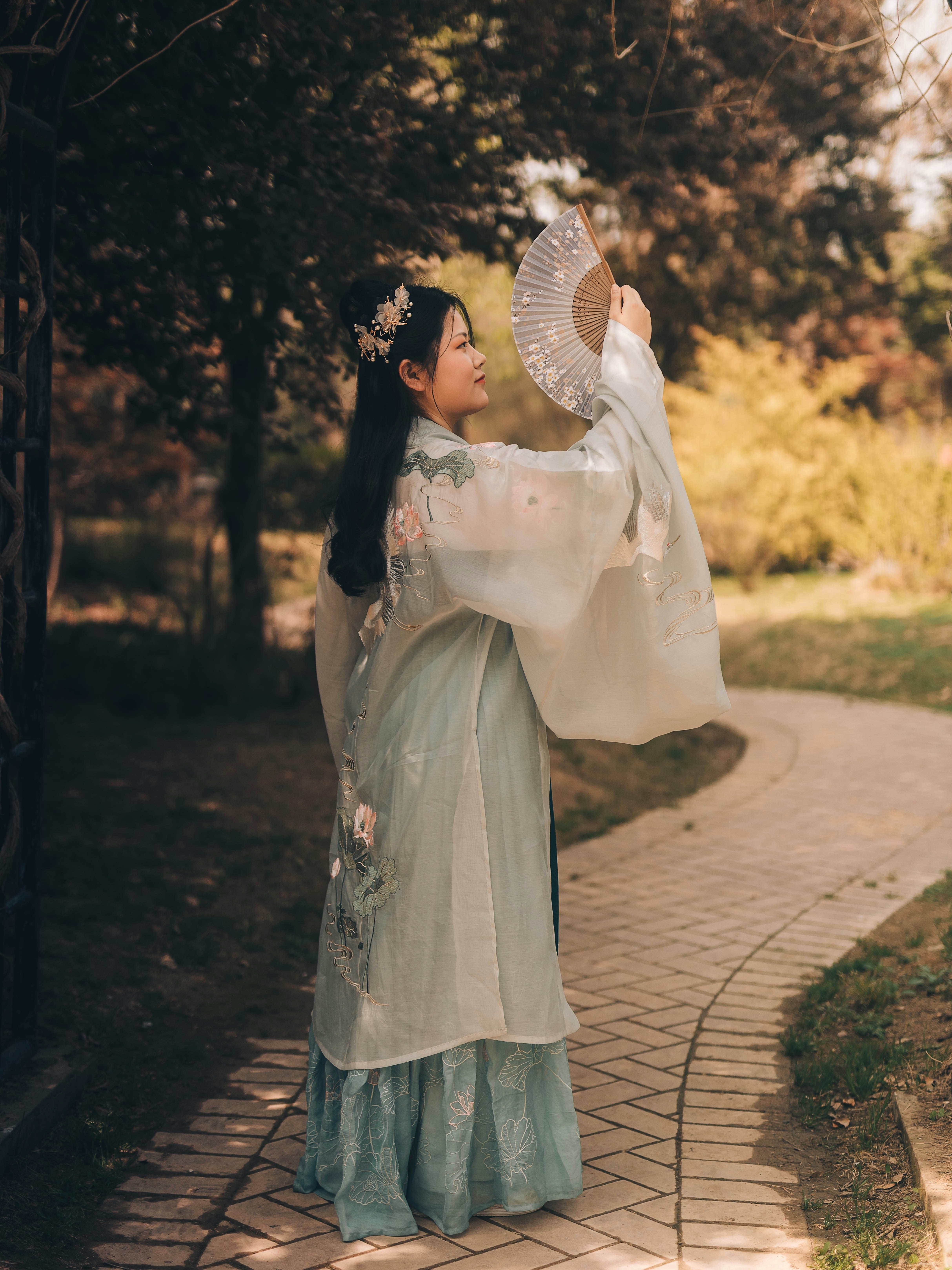 wanita bergaun biru