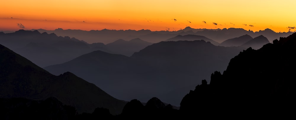 Vista de la silueta de las montañas durante la hora dorada