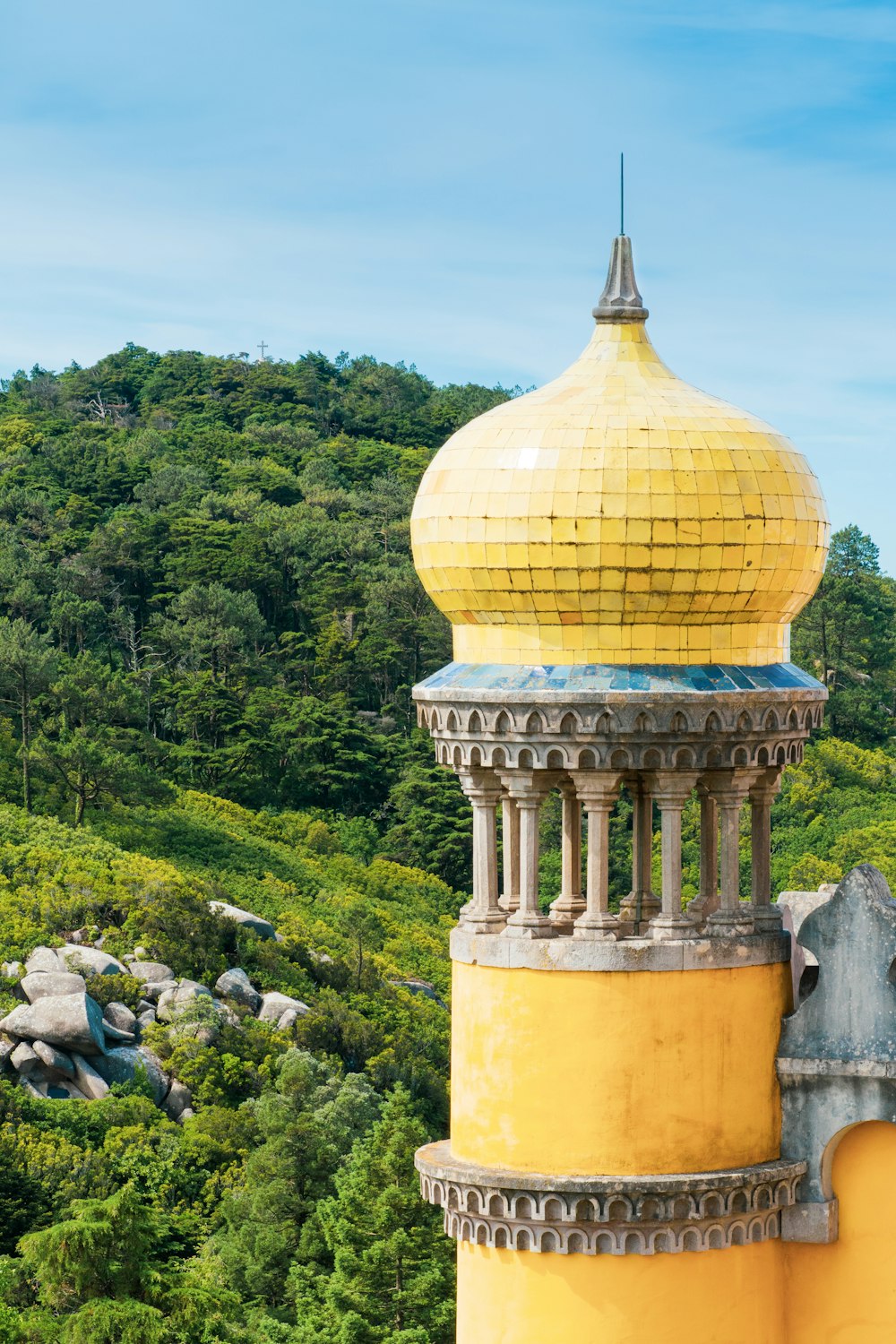 edifício da torre amarela e cinza