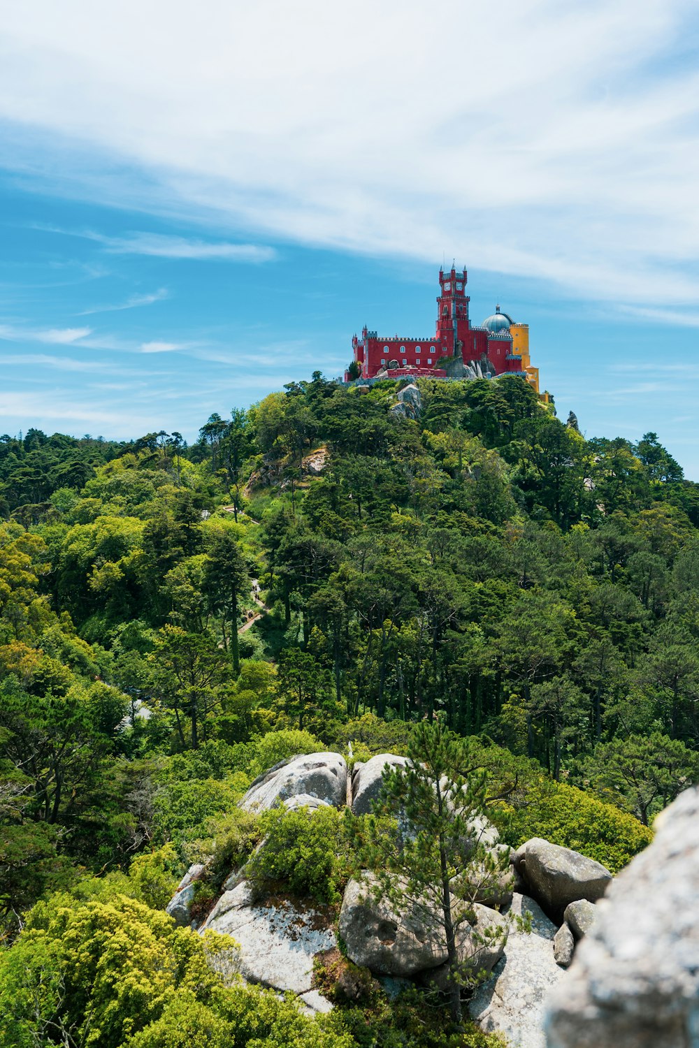 Edifício vermelho perto de árvores verdes durante o dia