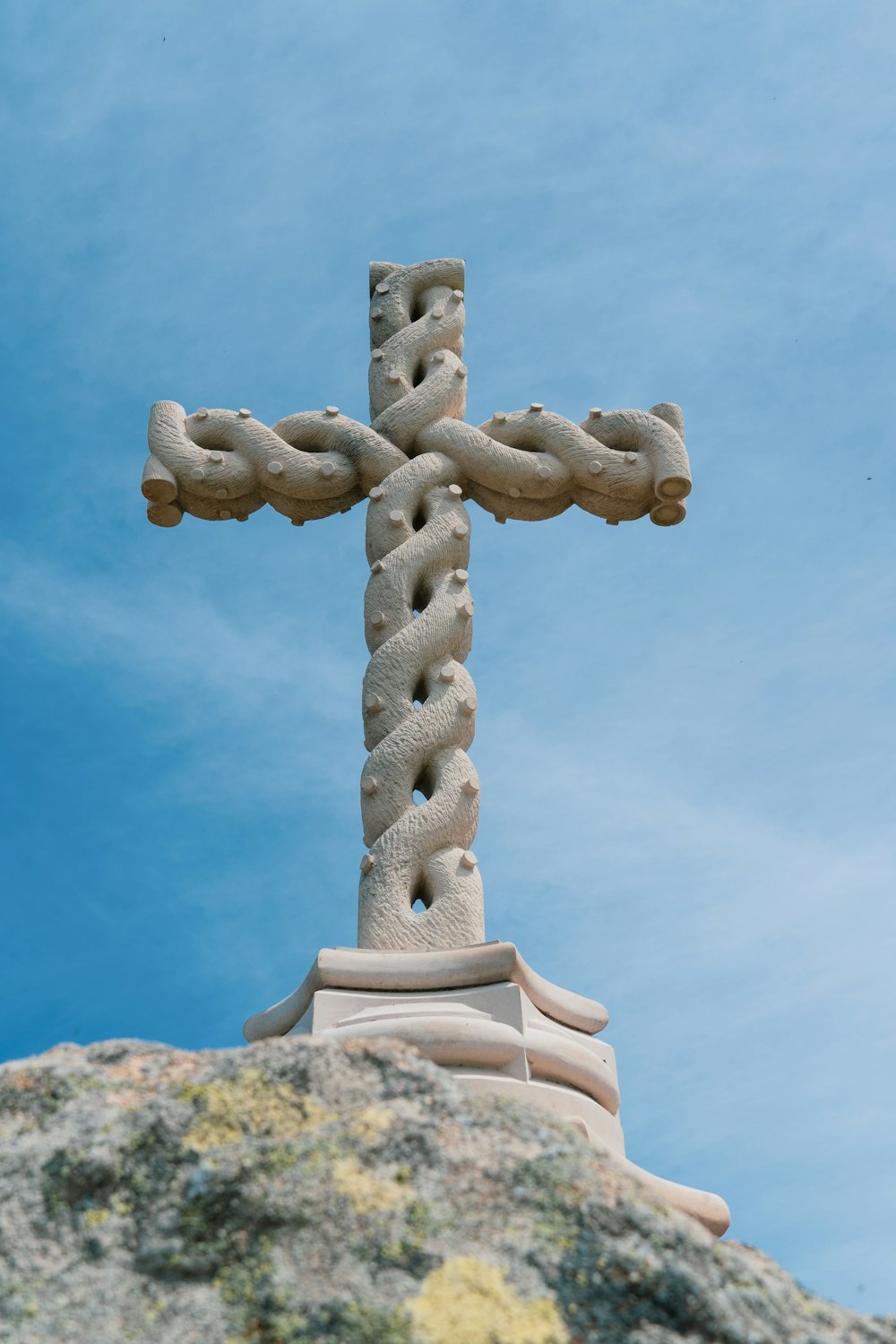 sculpture de croix en spirale