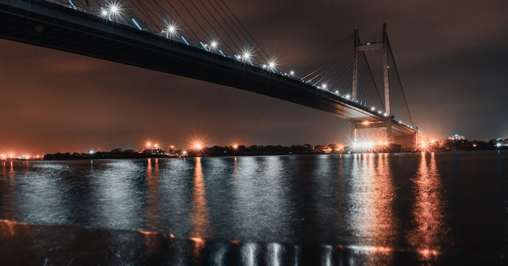 Puente sobre el agua por la noche