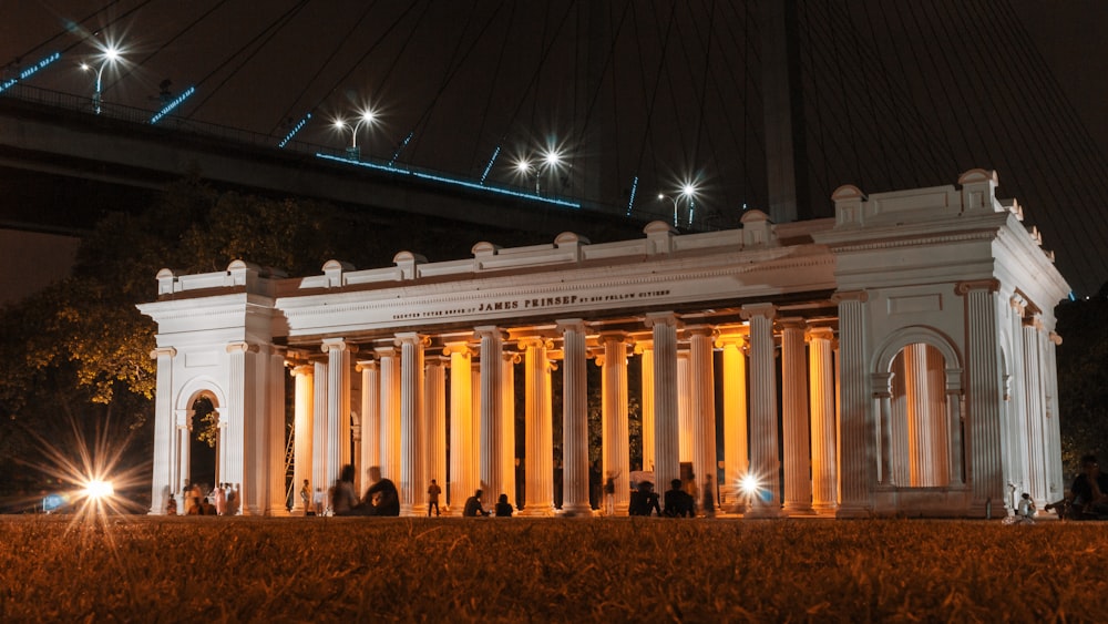 edificio in cemento bianco durante la notte