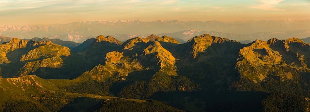 Vue aérienne des montagnes vertes