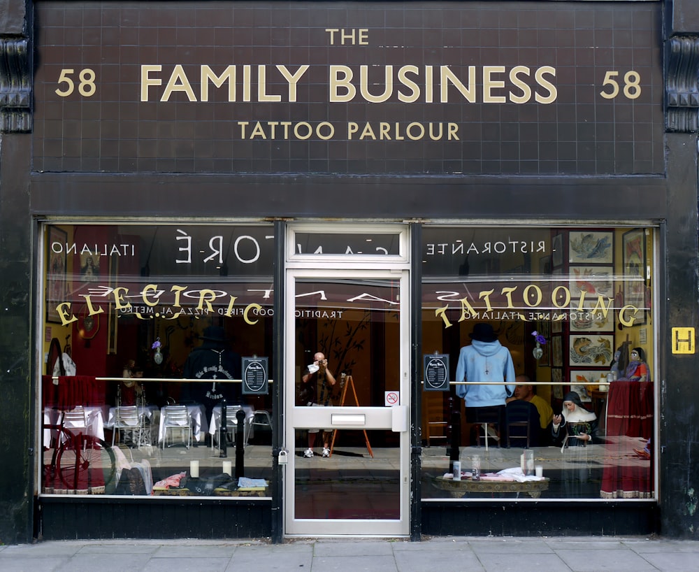 La tienda de tatuajes de la empresa familiar fotografía de primer plano