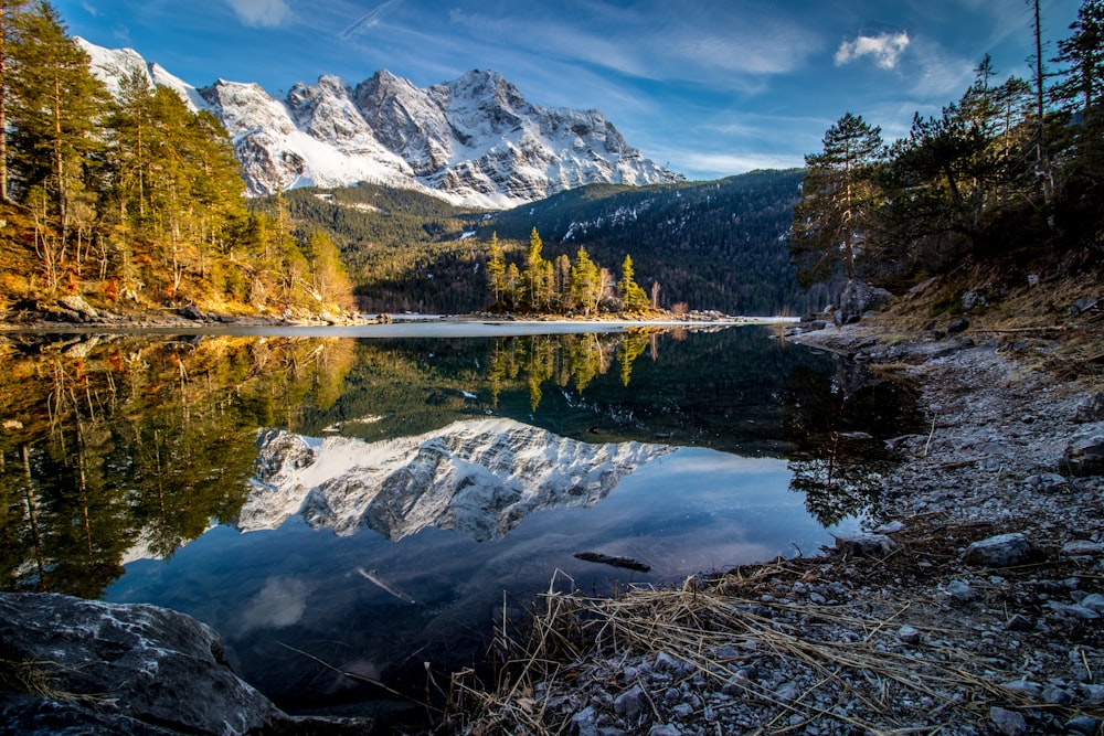 Fotografía de paisaje de cuerpo de agua