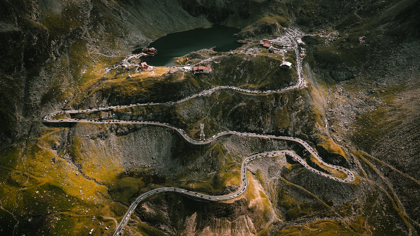 つづら折りの山岳道路の空撮