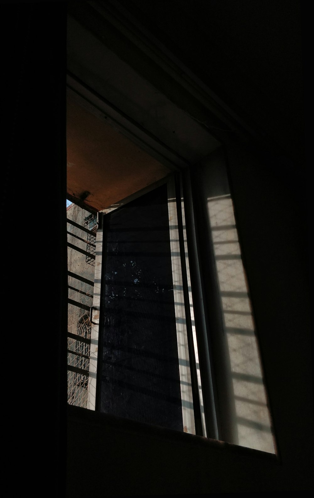 影のあるガラス窓の眺め