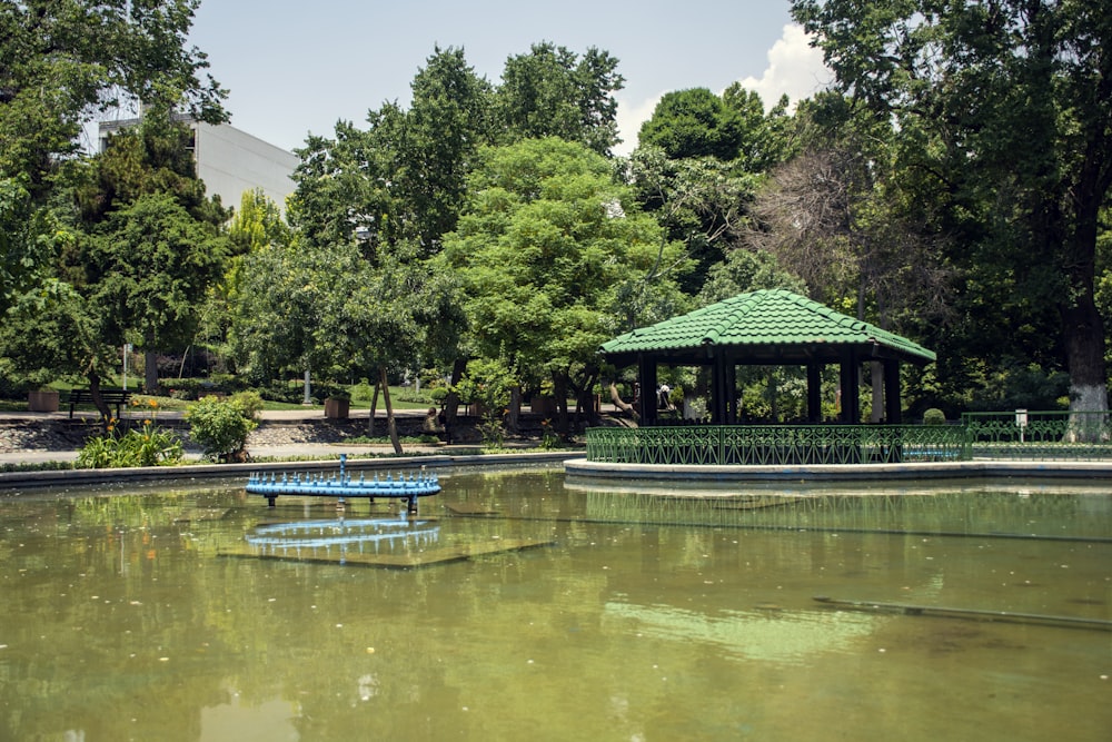 Grüner und brauner Pavillon auf der anderen Seite des Teichs