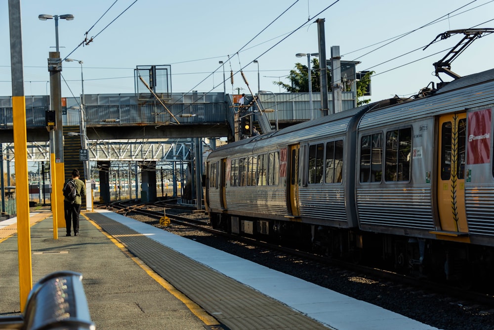 gray and yellow cable train