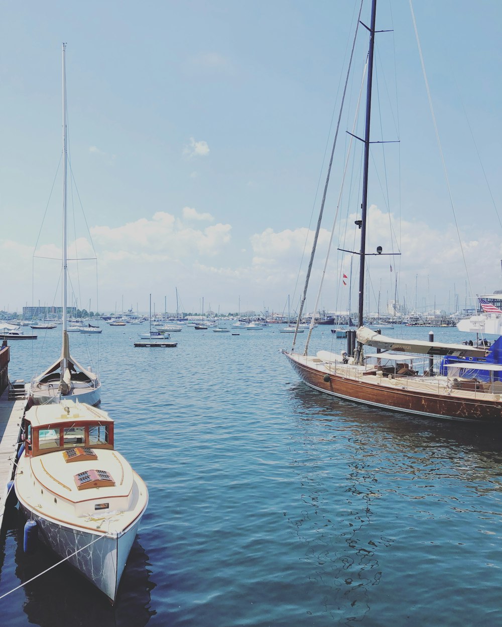 bateau à moteur blanc