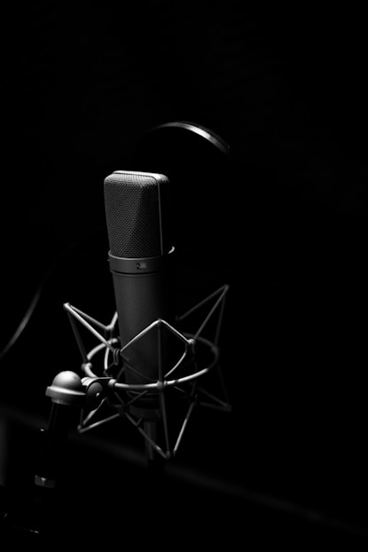 micrófono gris con fondo negro 