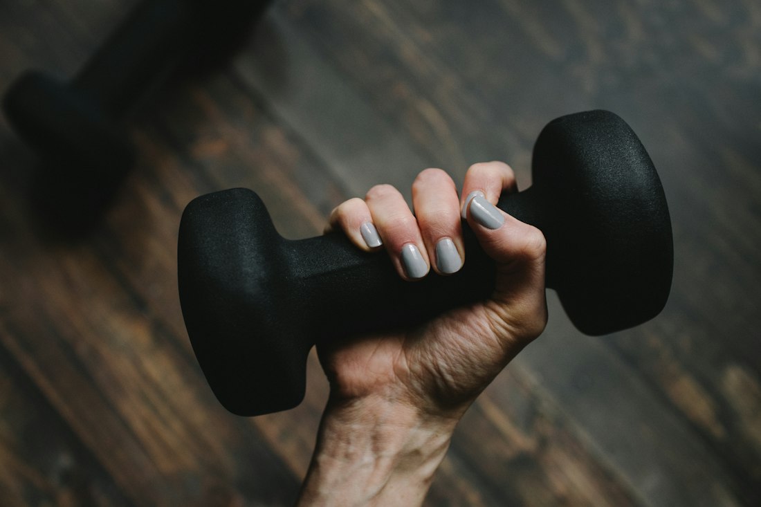 A single black dumbbell on a plain background