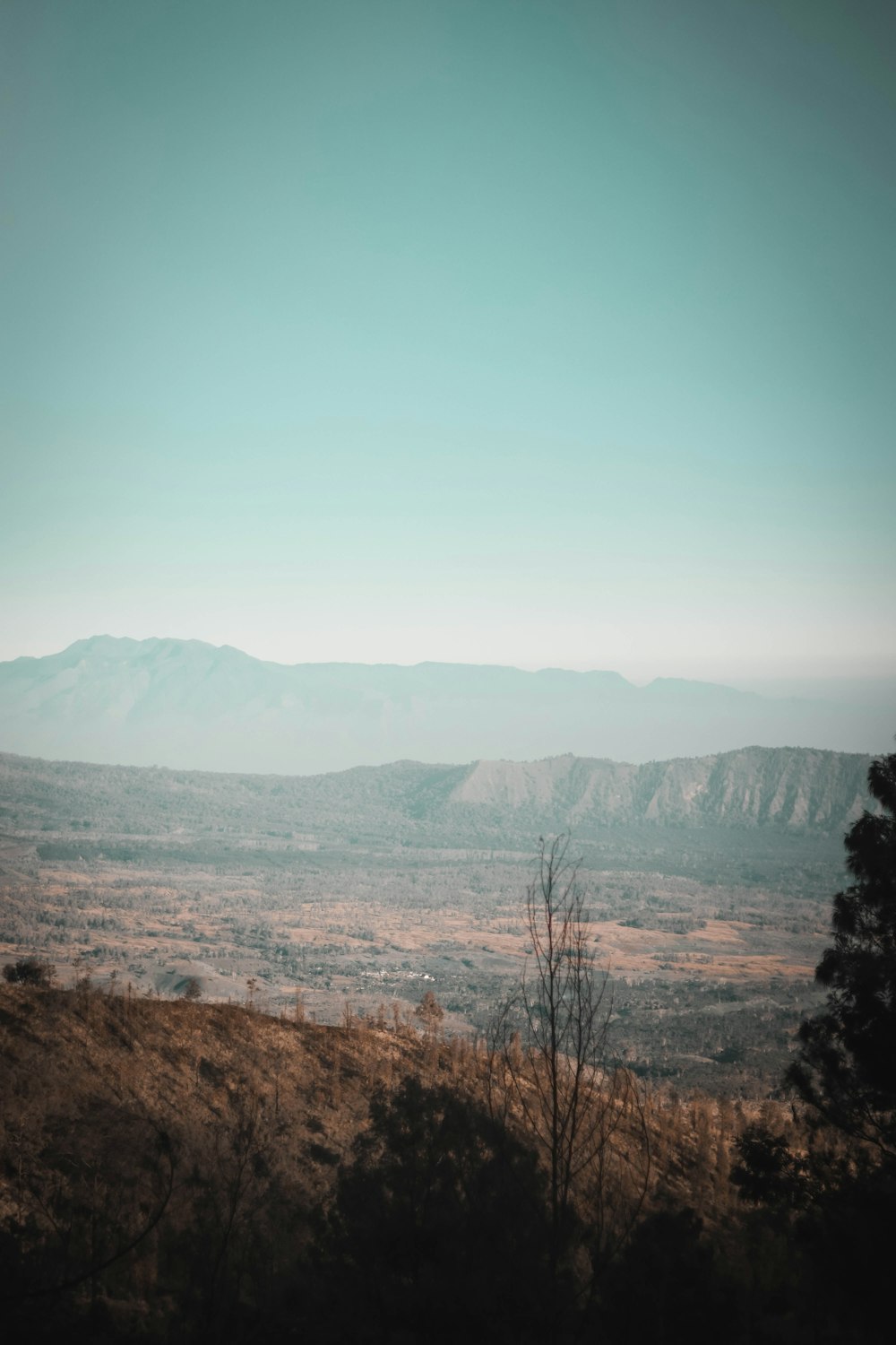 Photographie aérienne de montagnes sous un ciel bleu calme pendant la journée