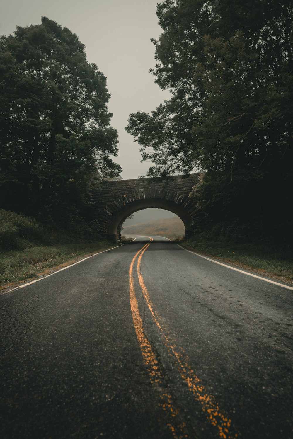 昼間の空いている道路の写真撮影