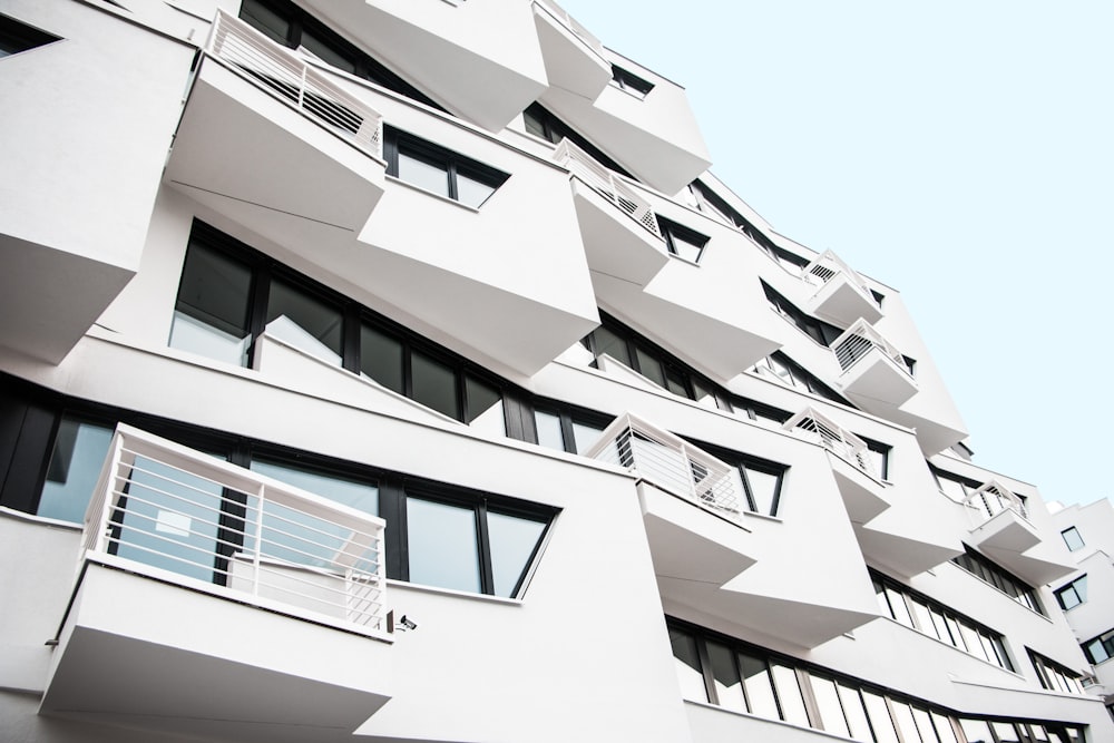 bâtiment en béton blanc pendant la photographie en gros plan de jour