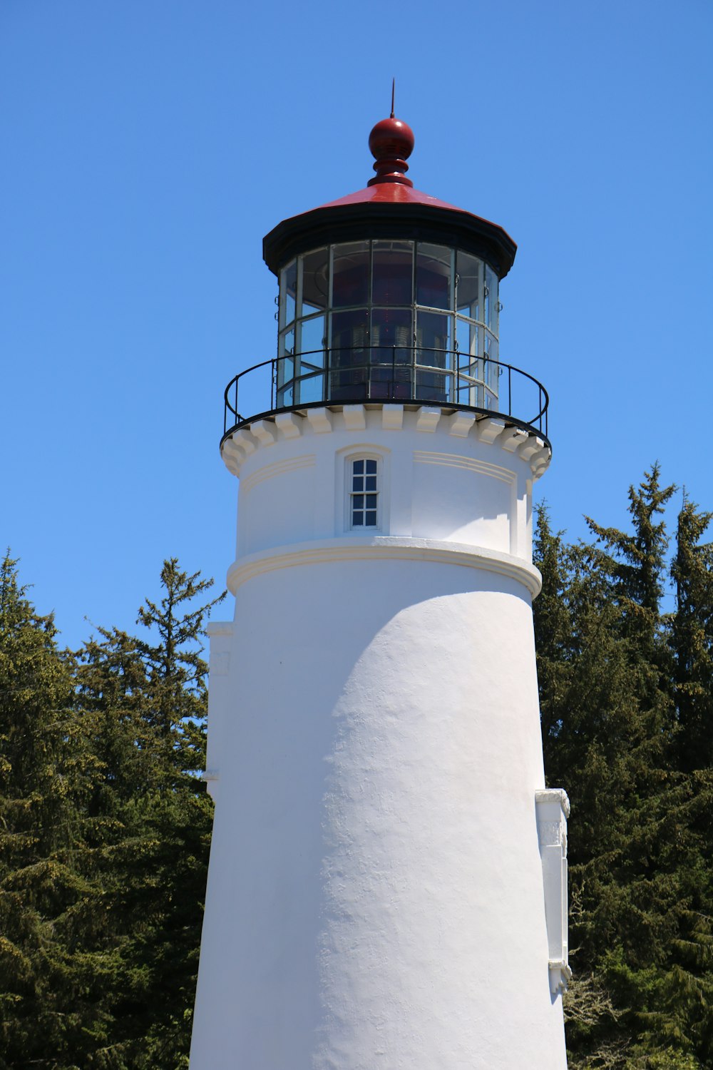 white lighthouse during dayttime